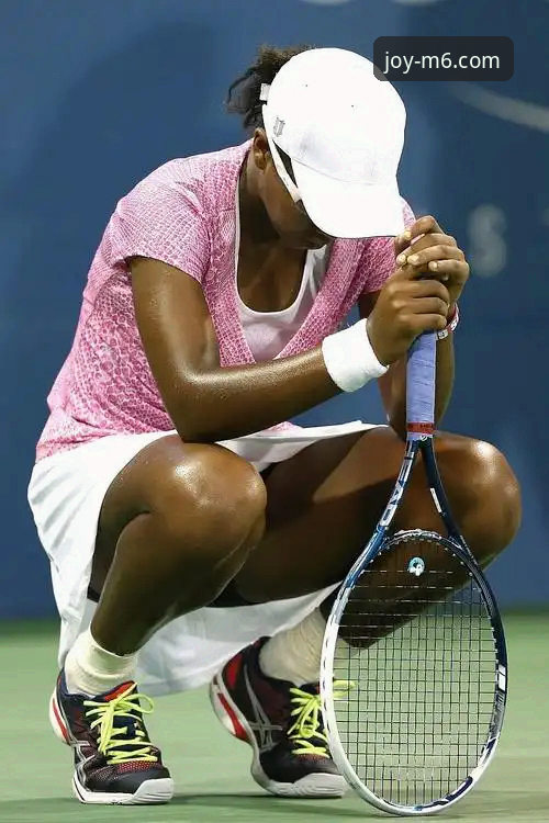 沙漠网球盛宴遭遇技术性延误，顶级选手行程受阻成焦点